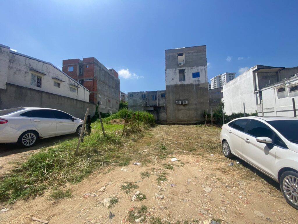 Terreno enmontado junto a calle sin pavimentar en La Providencia
