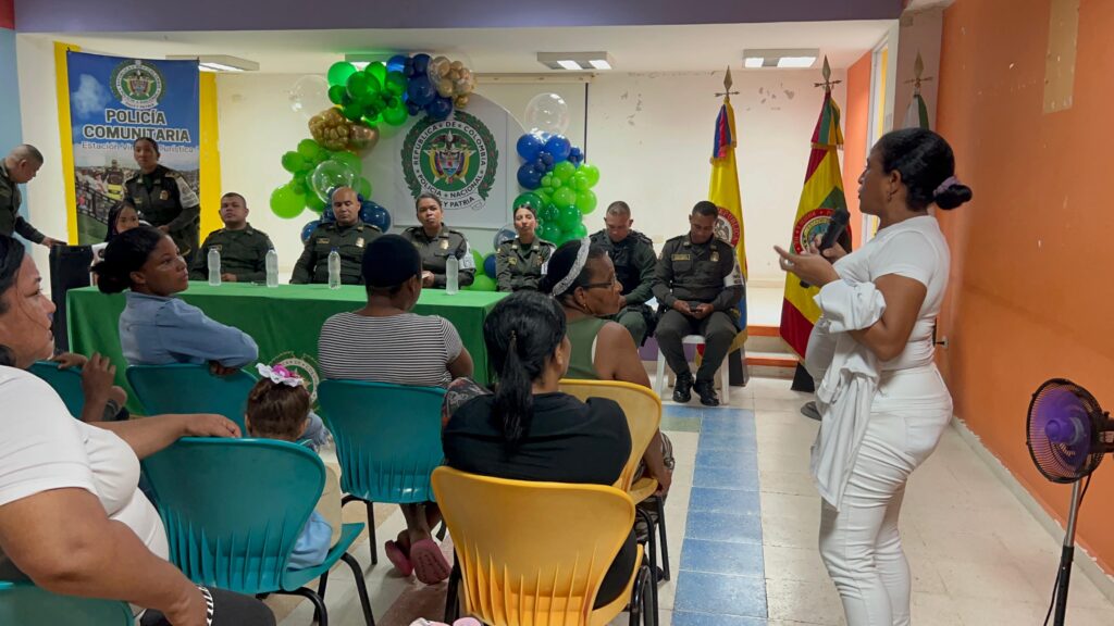 Uniformados de la Policía en Colombiatón escuchan a residentes.