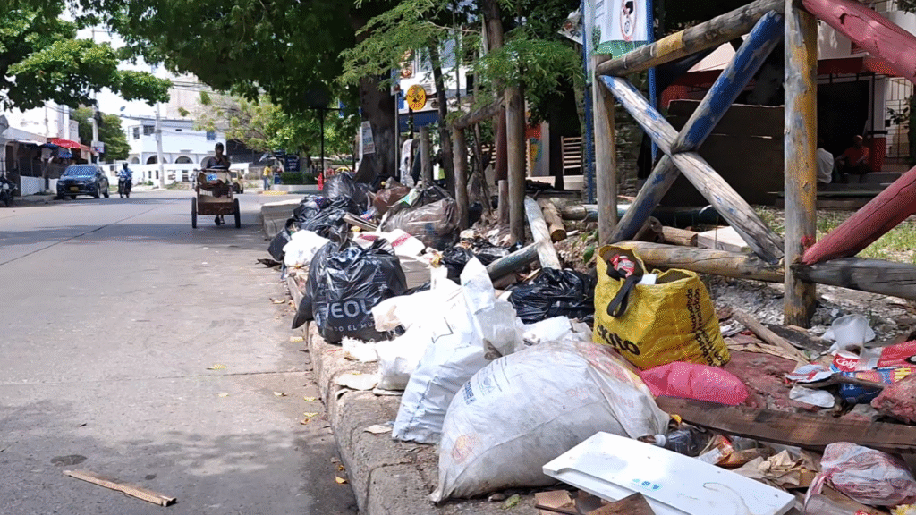 Vecinos de Los Caracoles denuncian acumulación de basura