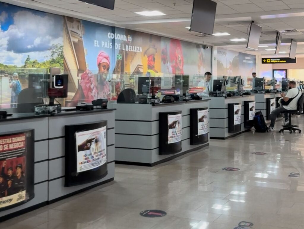 Pasajeros ingresan por pasillos biométricos en Cartagena.