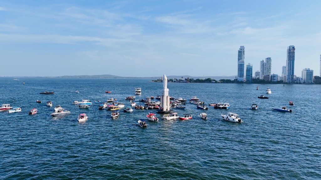 Imagen de la Virgen del Carmen en la bahía de Cartagena durante la procesión religiosa.