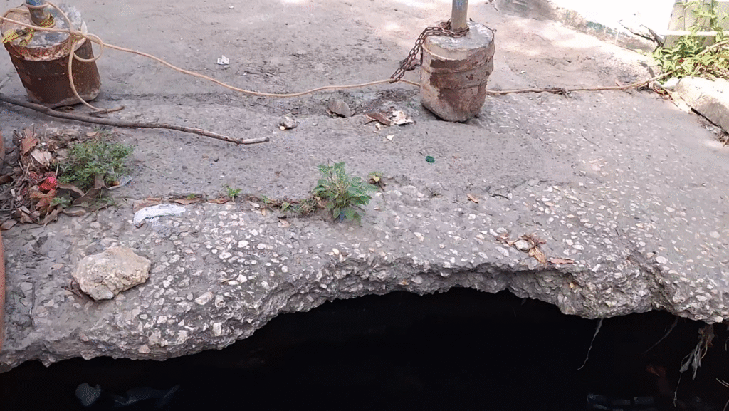 Acumulación de basuras por puente colapsado en Buenos Aires.