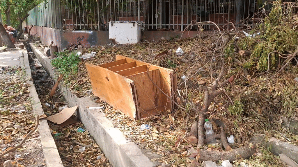 padres denuncian basurero junto a colegio Foco Rojo