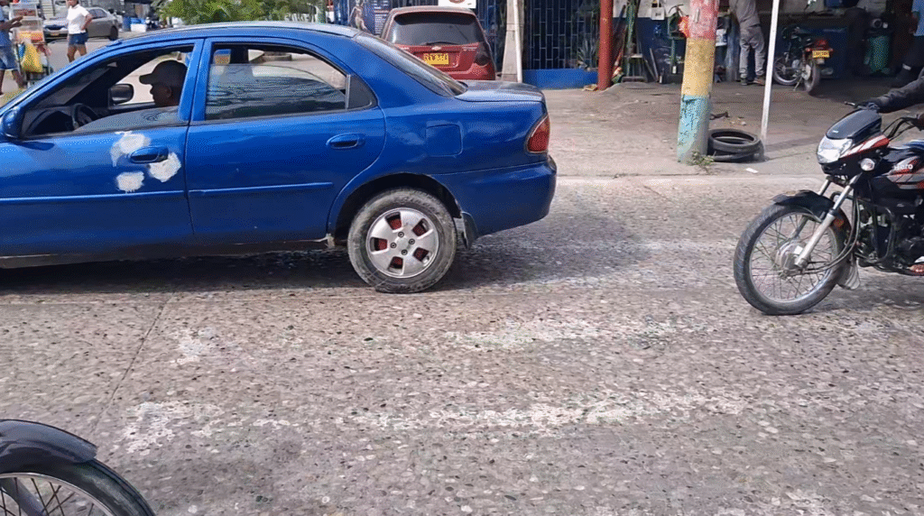 cebra peatonal borrada frente al colegio Foco Rojo