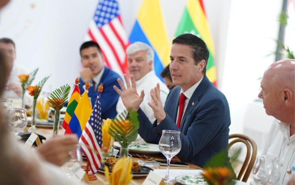 Alcaldes y delegación de EE. UU. en reunión de cooperación en Cartagena.