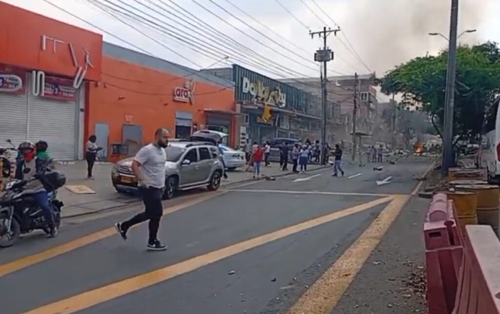 Atentado en Cali dejó más de 70 heridos según el balance oficial.
