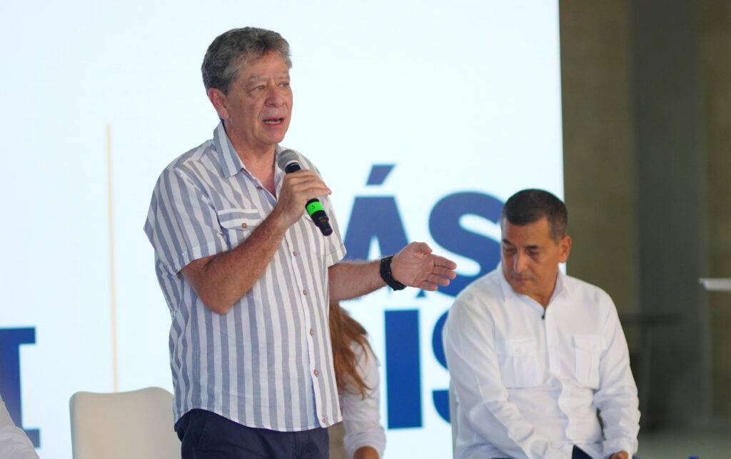 Bruce Mac Master, presidente de la ANDI, participa en el lanzamiento de la vacunación gratuita contra el dengue en Cartagena.