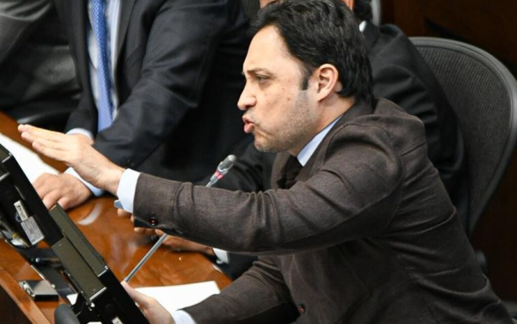 Carlos Fernando Motoa critica incumplimiento del Plan Nacional de Desarrollo.