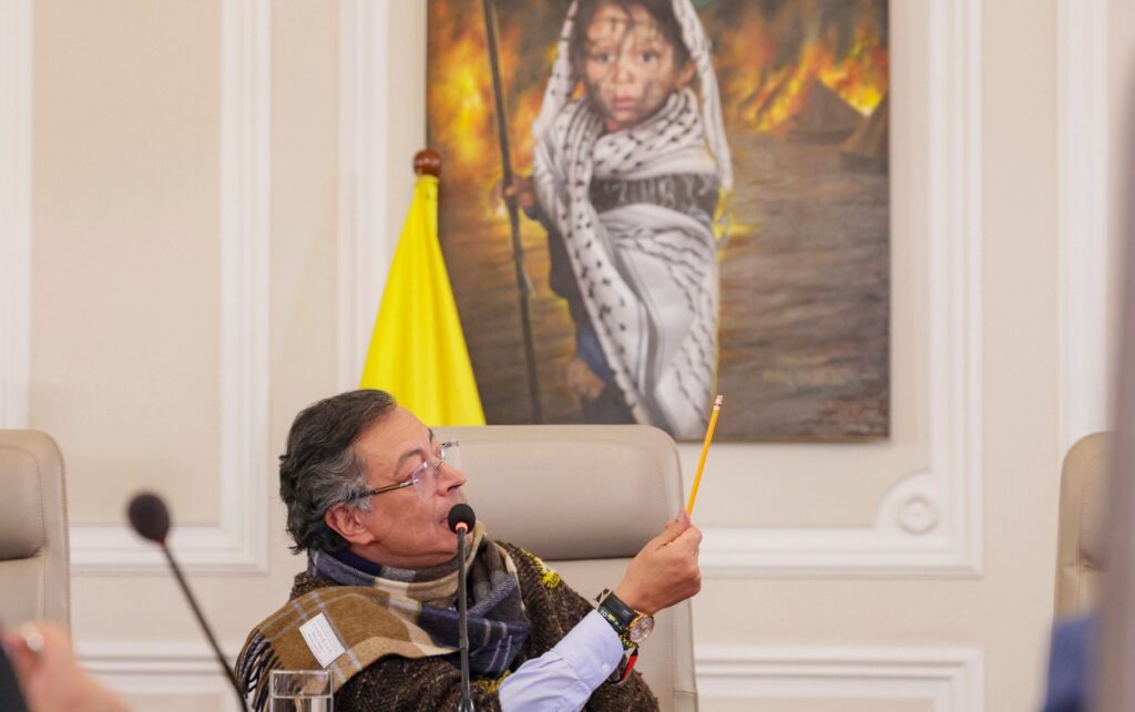 Civiles sin armas, propuesta presidencial de Petro para reducir violencia en Colombia..
