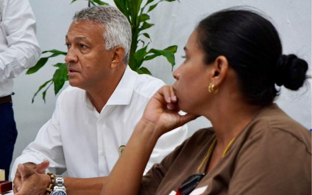 Comunidad de la IE Antonia Santos dialoga sobre infraestructura y servicios.