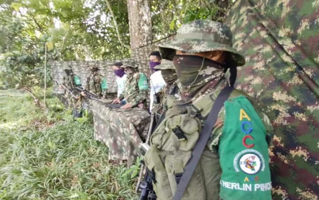 Contexto histórico de los diálogos entre el Gobierno nacional y el Clan del Golfo en Colombia.