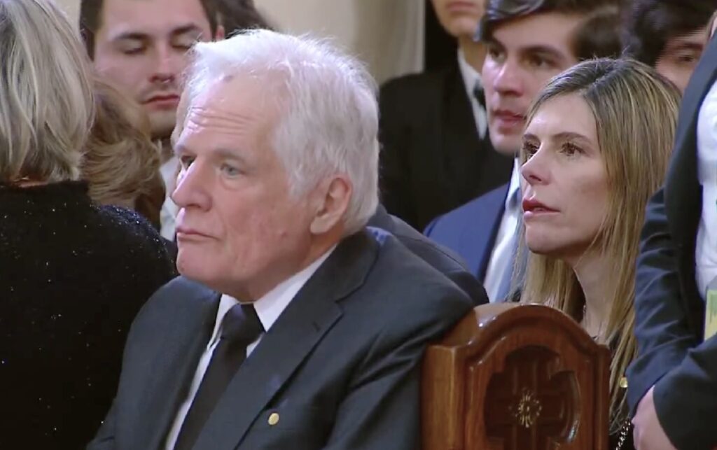 El Padre de Miguel Uribe durante la misa en la Catedral Primada. 