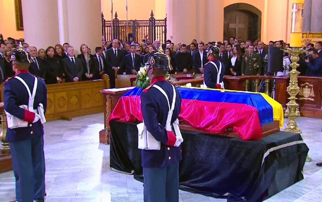 El féretro de Miguel Uribe Turbay cubierto con la bandera de Colombia en la Catedral. 