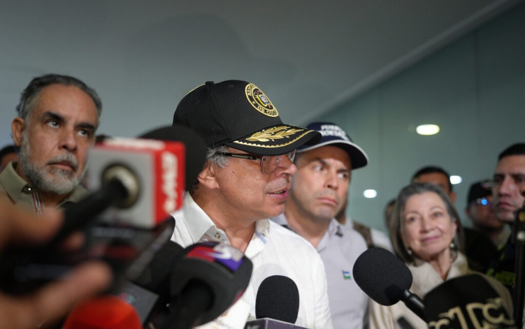 El presidente Petro responsabiliza a mafias internacionales del narcotráfico en Colombia. 