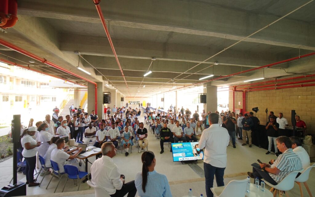 Estudiantes reciben vacuna contra el dengue en plan piloto de Cartagena.