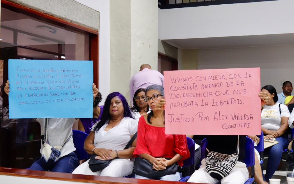 Familiares de víctimas, incluidas madres de mujeres desaparecidas, acompañaron el debate sobre contratación en Distriseguridad.