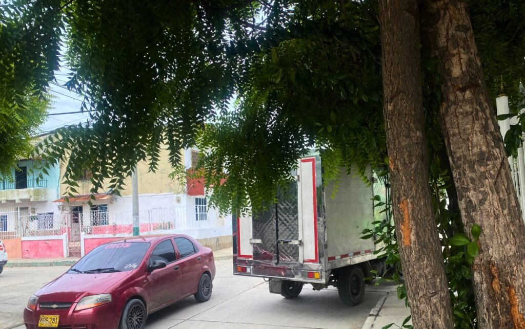Habitantes del barrio La Esperanza exigen soluciones al cruce de la muerte.