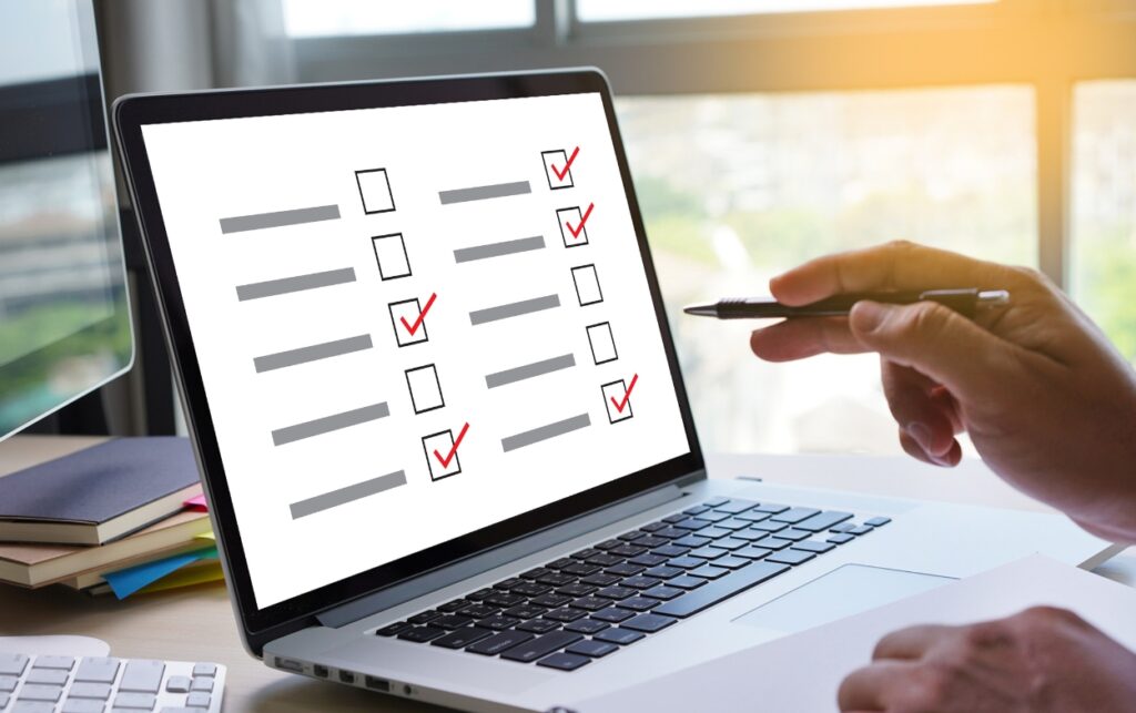 Ilustración de Lista de verificación digital sobre requisitos que exige la Ley 2494 de 2025 para publicar encuestas en Colombia