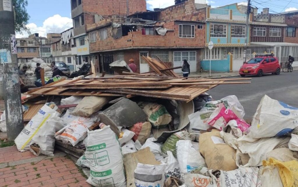Imagen de acumulación de basura en calles de Bogotá que refleja las fallas del modelo de recolección.