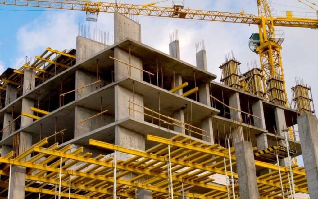 Imagen de construcción como reflejo de los retos de empleo en la economía colombiana.