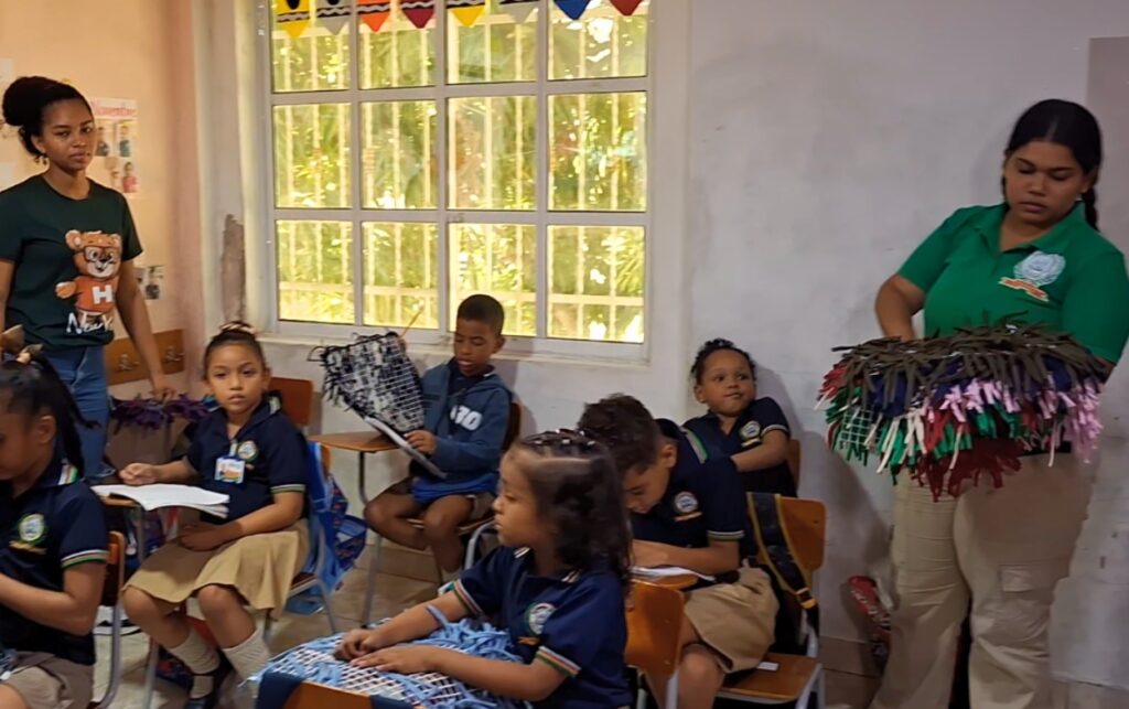 La profesora Daniela Carmona lidera una actividad con trapillos que refuerza la motricidad fina y la lógica en primer grado. 