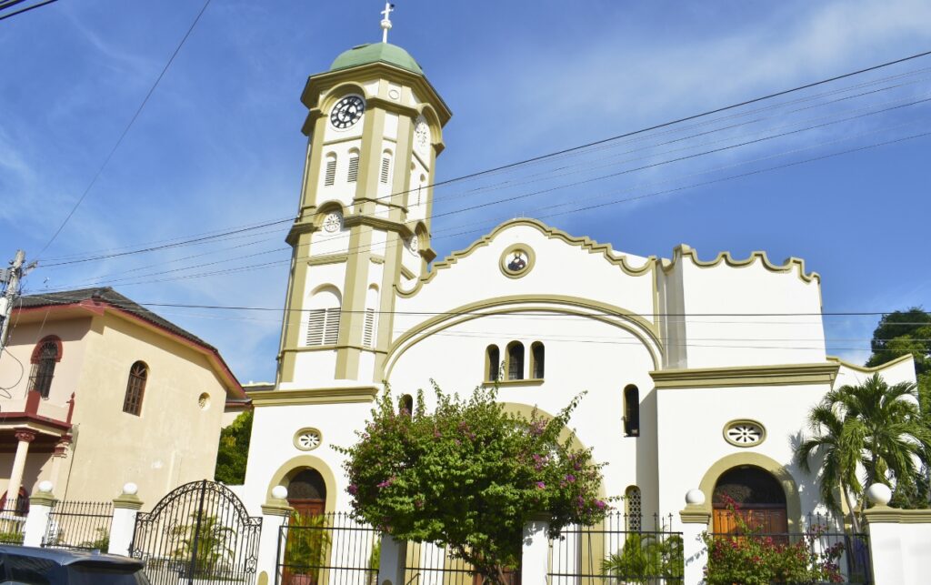 Local comercial en Manga frente a la iglesia, dedicado a la venta legal de autos.
