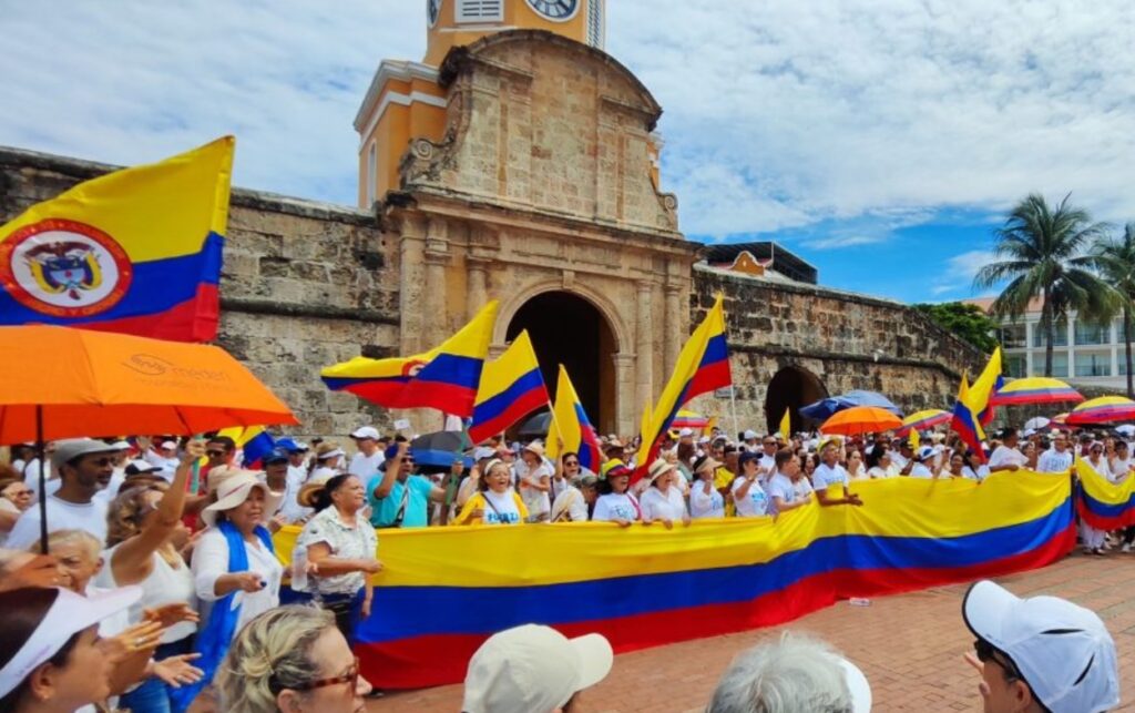 Manifestantes participan en una marcha a favor de la libertad del expresidente Álvaro Uribe en Cartagena