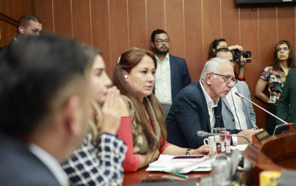 Ministro de Salud pide control estricto de recursos para el sistema de salud.