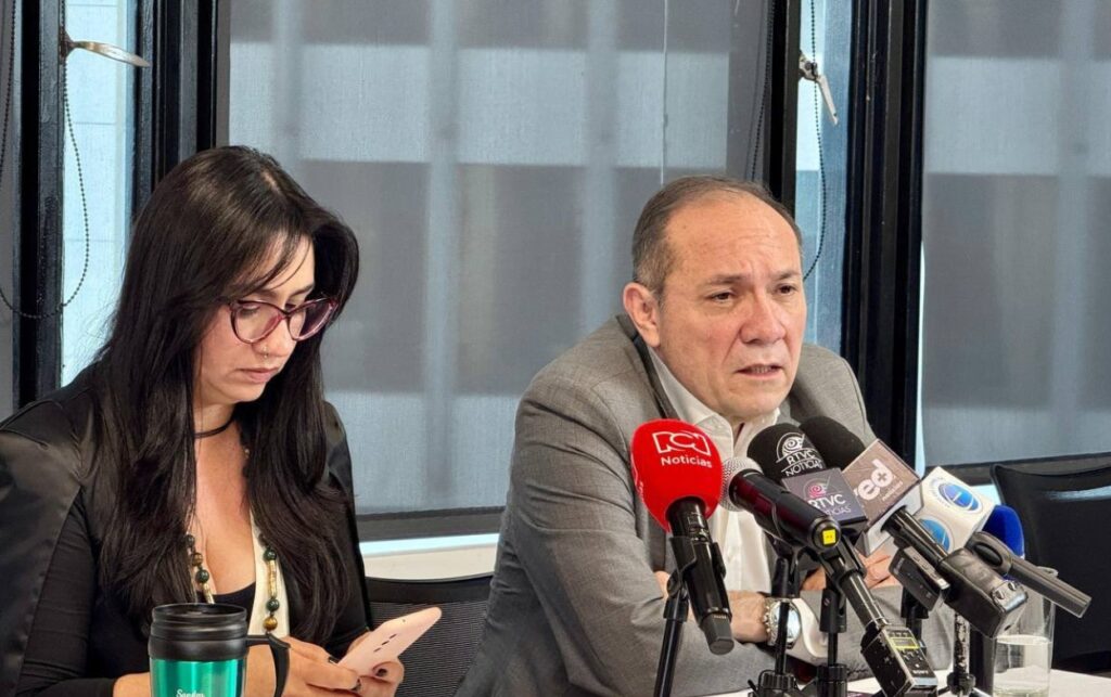 Ministro de Trabajo Antonio Sanguino presenta hallazgos en Super tiendas Olímpica.