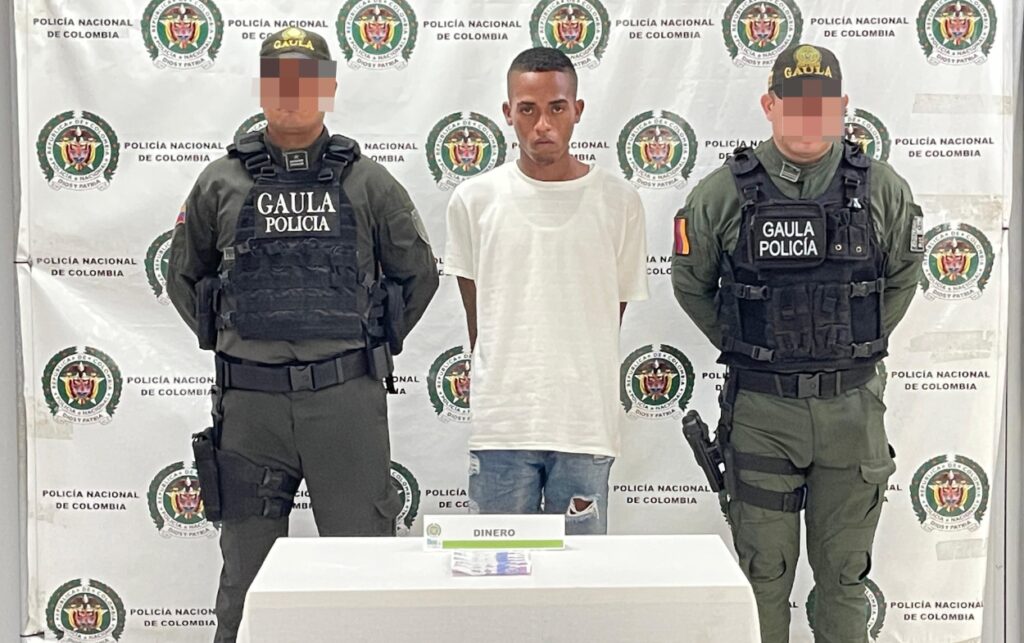 Capturan a 4 presuntos extorsionistas: Operativo en barrio La Esperanza donde fue detenido alias ‘el Yordi’ con dinero exigido a un comerciante.