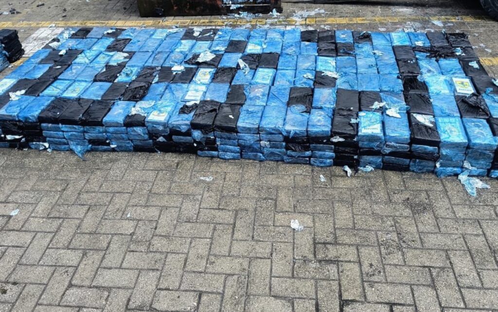 Paquetes de cocaína incautados en el puerto de Cartagena durante operativo policial.I