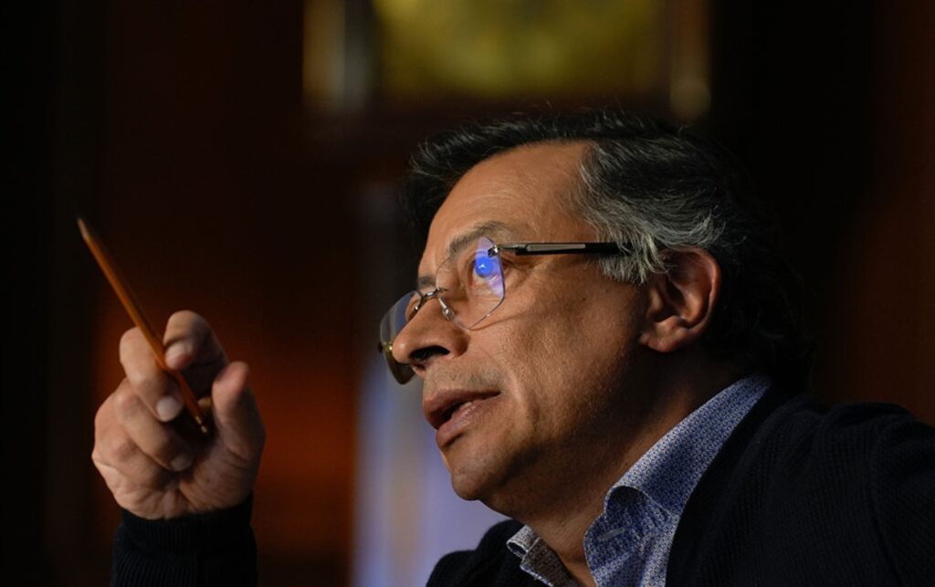 Petro critica a Duque y acusa censura durante defensa de su gobierno. 