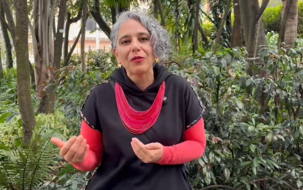 Precandidata presidencial María José Pizarro criticando la gestión de residuos en Bogotá.
