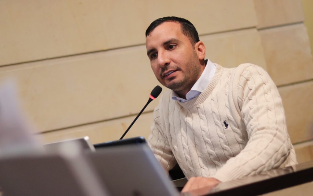 Representante Fernando Niño celebra fallo que ordena rectificación pública.
