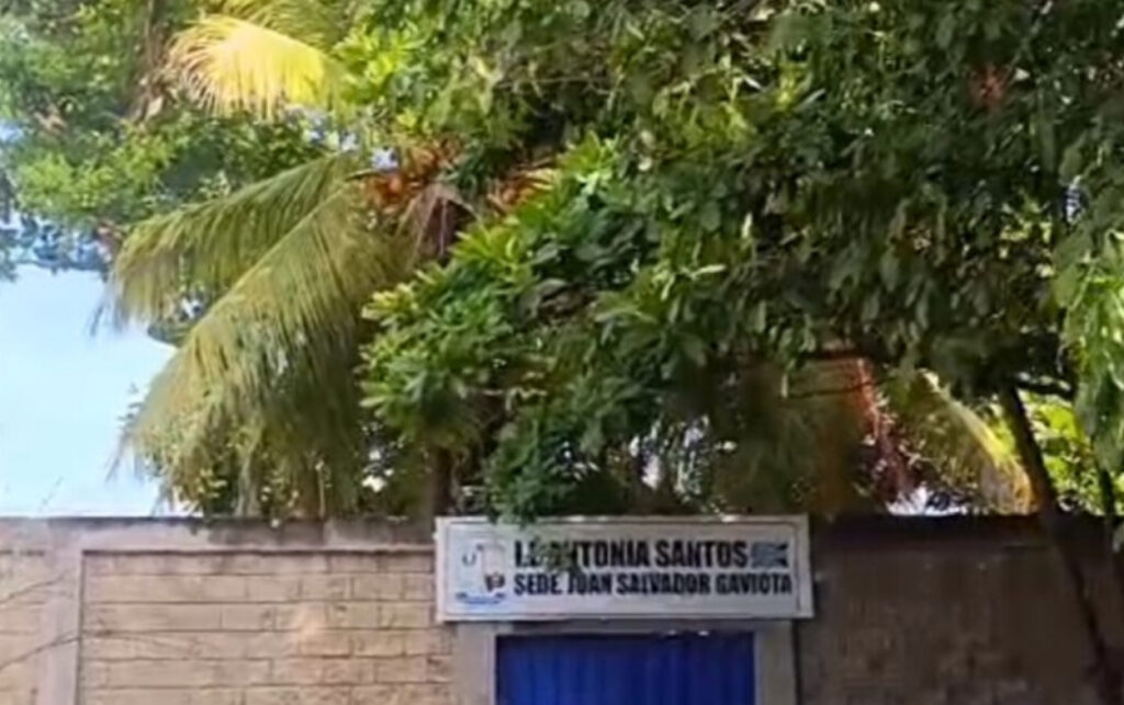 Secretaría de Educación revisa acuerdos con la IE Antonia Santos.