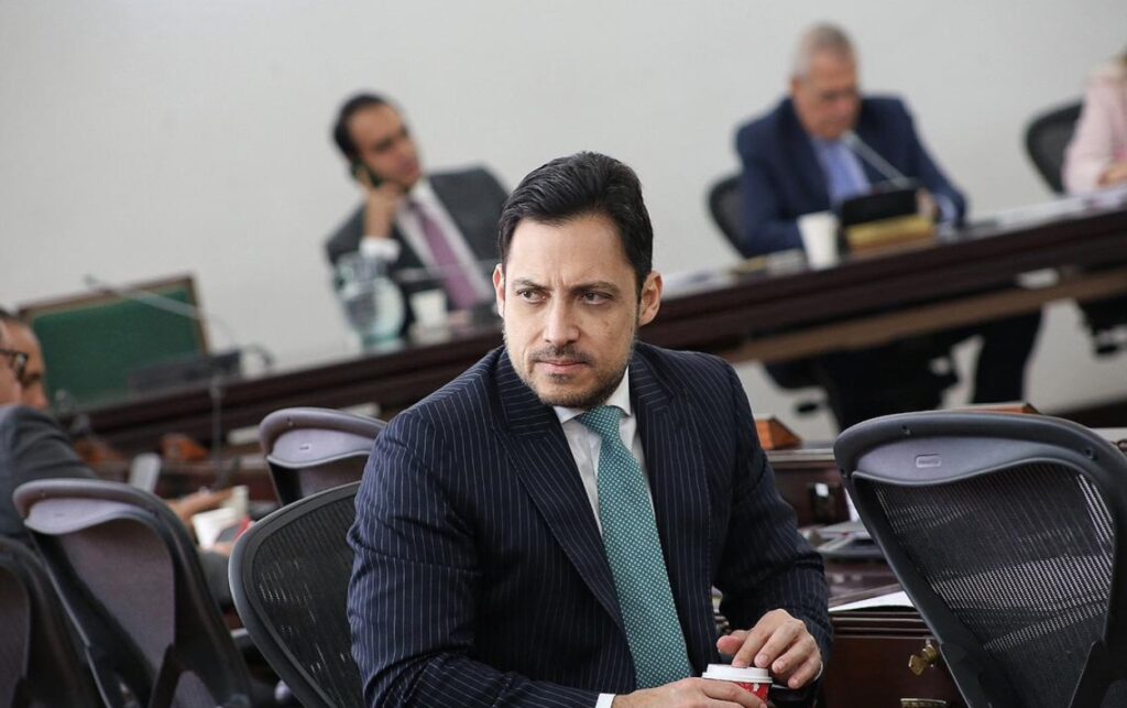 El Senador Carlos Fernando Motoa expone su defensa a la propuesta ante la opinión pública.