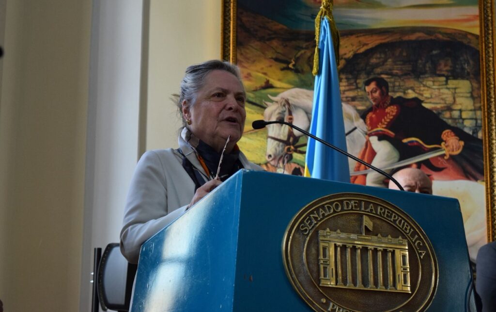 Senadora Clara López anuncia estrategia de UNITARIOS.