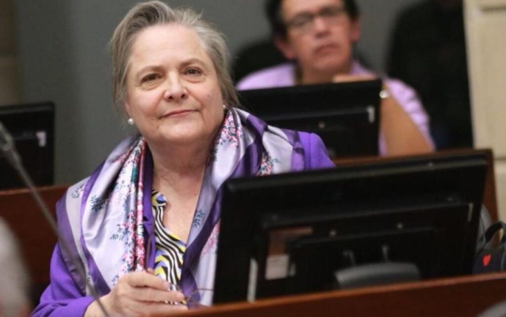 Senadora Clara López interviene en el Senado sobre riesgos fiscales del referendo por las regiones.