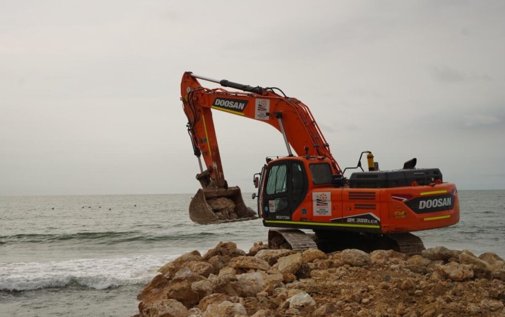 Trabajos de protección costera avanzan en Marbella y Cabrero.