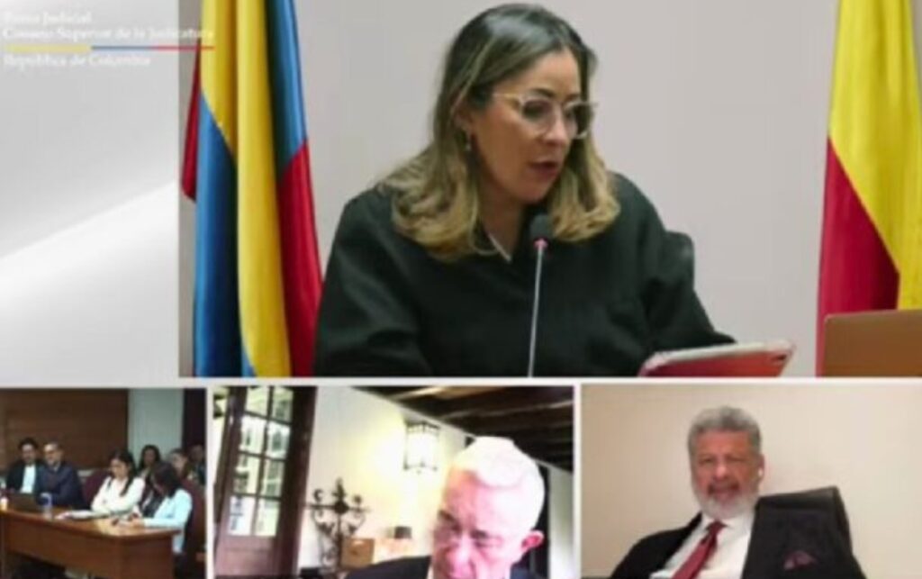Tribunal de Bogotá revoca detención de Uribe y amplía plazos tras su renuncia a la prescripción. 