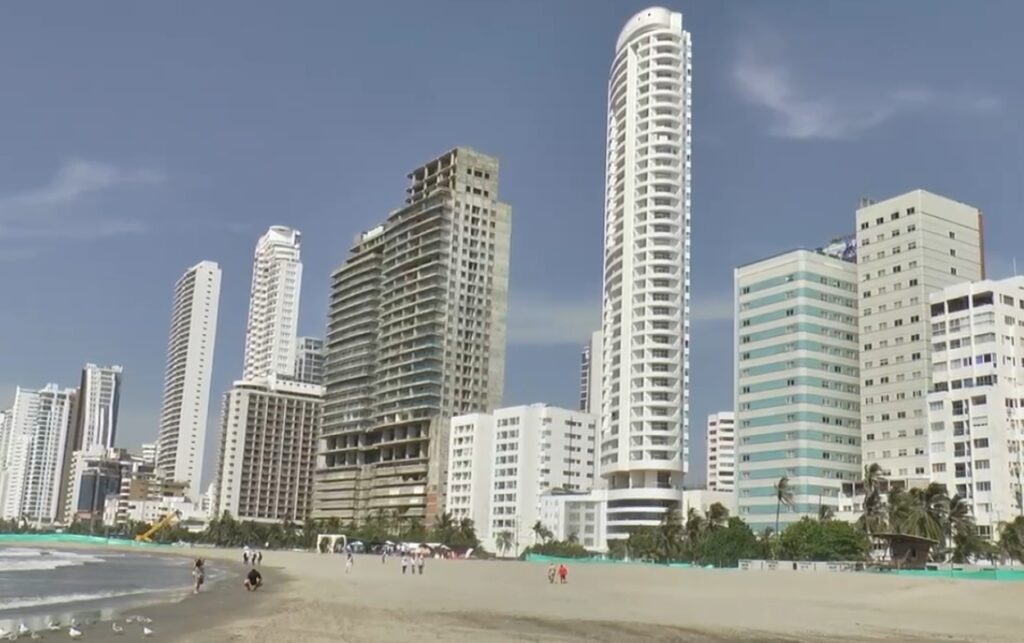 Turistas y carperos disfrutando de la playa ampliada tras las obras del Proyecto de protección costera.