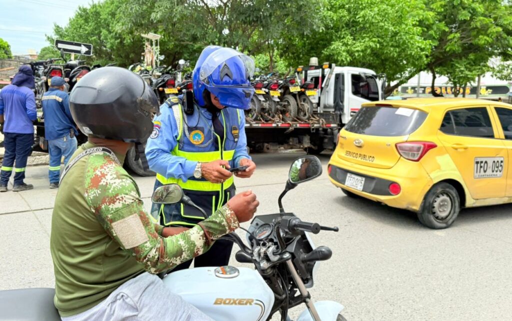 Agentes del DATT realizan control de tránsito en Cartagena.
