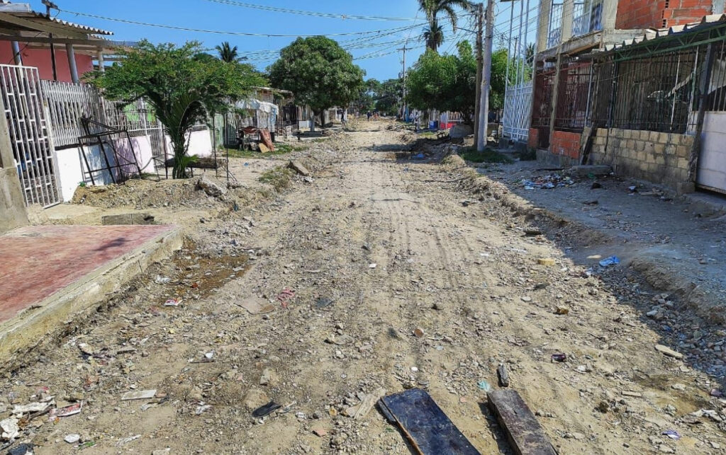 Así lucia el callejón Carrillo durante 30 años las personas caminaban sobre el barro.