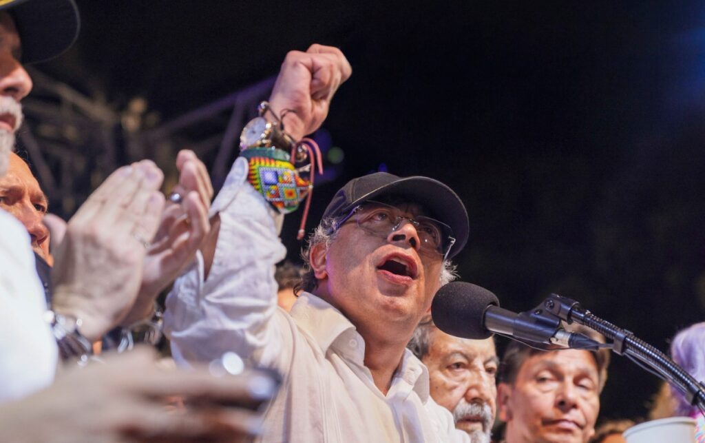 Bandera de Bolívar retirada en Bucaramanga según denuncia de Gustavo Petro.