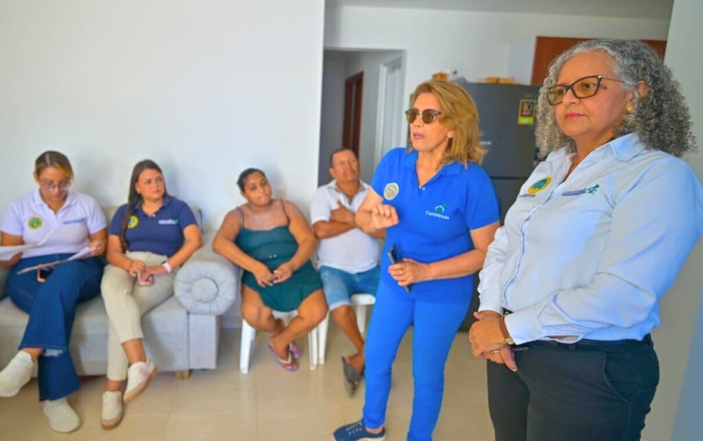 Beneficiarios agradecen nueva vivienda con apoyo social.