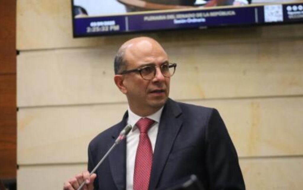 Carlos Camargo asume como magistrado de la Corte Constitucional en medio de investigaciones.