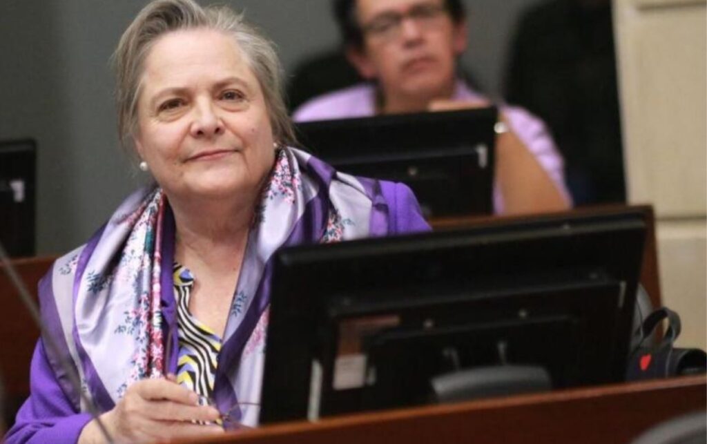 Clara López rechaza la descertificación de Colombia y la califica de injusta.