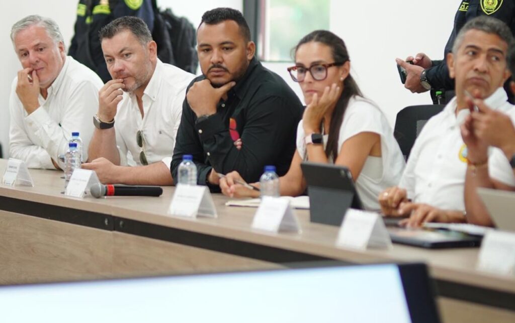 Concejal Javier Julio Bejarano acompaña reunión de Turbay y Palma en el Palacio de La Aduana.