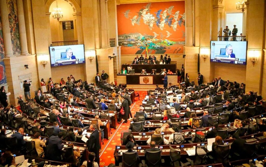 Congreso aprueba presupuesto y Presidente Petro descarta incremento a gasolina y cerveza en Colombia.. I