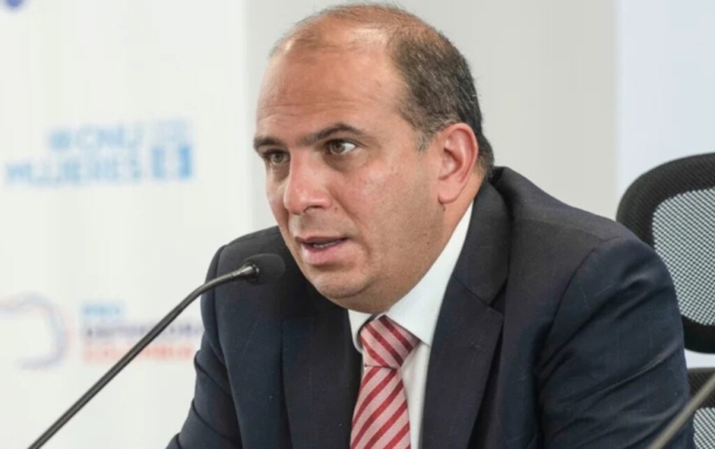 Críticas por posibles conflictos de interés en la contratación.